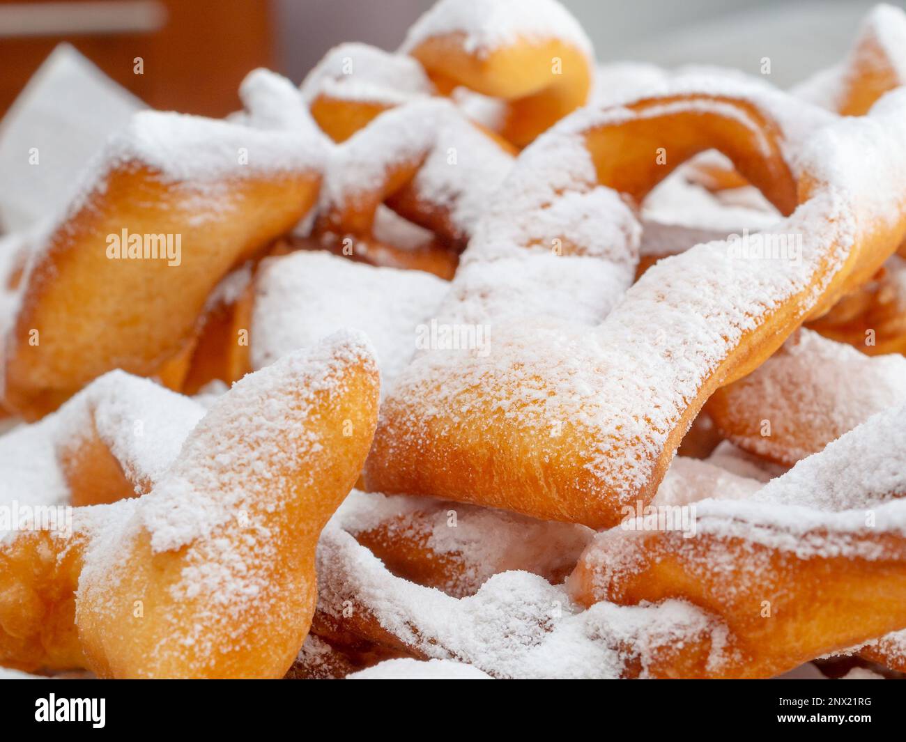 Nahaufnahme frischer hausgemachter Kuchen mit weißem Puderzucker, der wie Schnee aussieht. Selektiver Fokus. Stockfoto