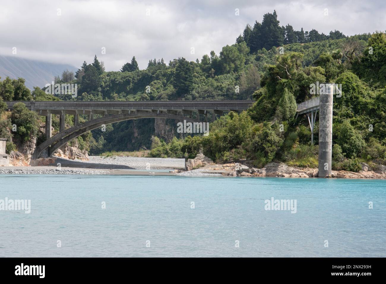 Eine alte historische Brücke über das leuchtend blaue Wasser des Flusses Rakaia in Neuseeland. Stockfoto