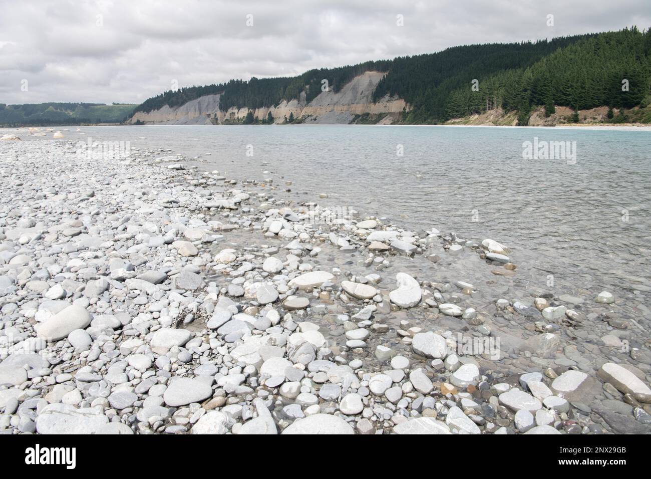 Das felsige Flussufer des Rakaia in Neuseeland. Stockfoto