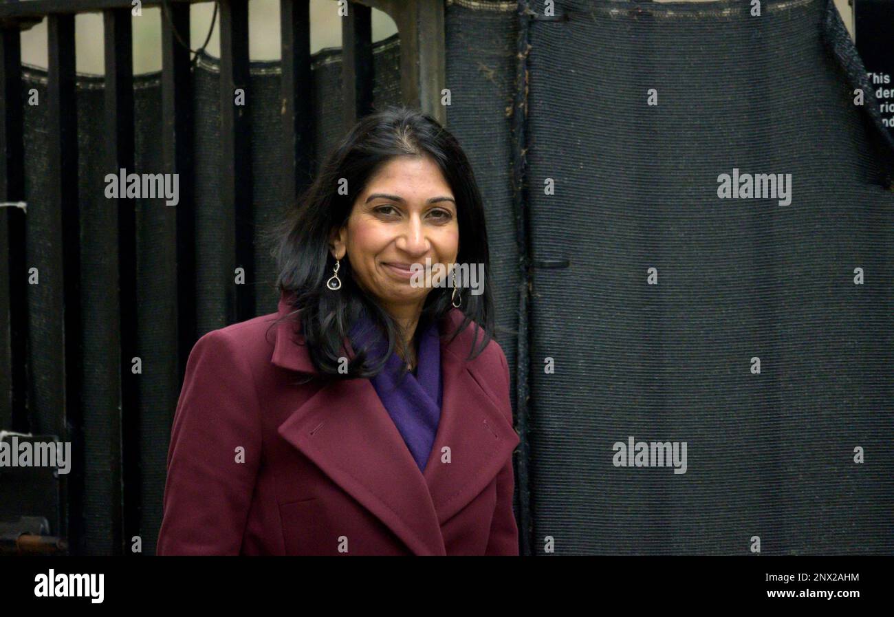 Suella Braverman QC MP (Innenministerin) Ankunft in Downing Street für eine Notfall Kabinettssitzung, 27. Februar 2023 Stockfoto