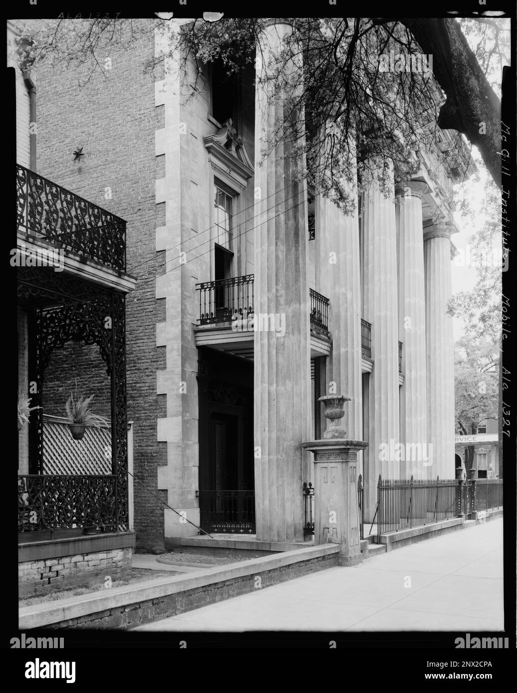 McGill Institute, 252 Government St., Mobile, Mobile County, Alabama. Carnegie Survey of the Architecture of the South (Carnegie-Umfrage zur Architektur des Südens). Usa, Alabama, Mobile County, Mobile, Schulen, Säulen, Balkone, Zäune. Stockfoto