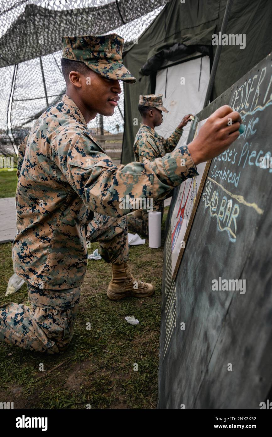 USA Marinekorps CPL. Jayce Chambliss, Left, und Sergeant Keyon Roberts, Right, beide Food Service Specialists von Combat Logistics Regiment 17, 1. Marine Logistics Group, schreiben die Speisekarte an eine Tafel während des Trainings, das für den Kampf in Camp Pendleton, Kalifornien, am 3. Februar 2023 angeheizt wurde. CLR-17 Field Chaine Marines nahmen an den Major General William Pendleton Thompson Hill Memorial Awards für Food Service Excellence Teil. Sie traten gegen die 2. Marine Expeditionary Force und 3. Marine Expeditionary Force für den Titel Best Field Chaos im Marine Corps an. Stockfoto