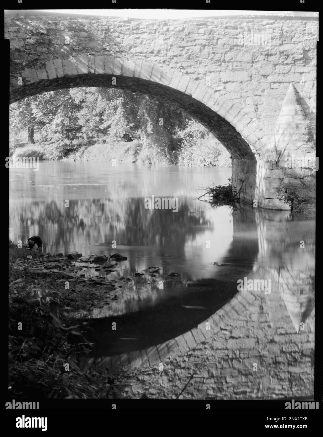 Burnside's Bridge über das Antietem, Washington County, Maryland. Carnegie Survey of the Architecture of the South (Carnegie-Umfrage zur Architektur des Südens). Usa, Maryland, Washington County, Bridges, Reflections, Flüsse, Steinarbeiten. Stockfoto