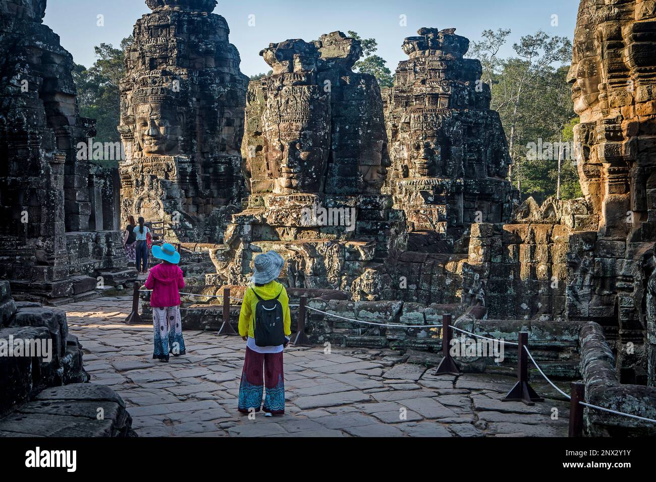 Touristen, in Bayon Tempel, Angkor Thom, Angkor, Siem Reap, Kambodscha Stockfoto