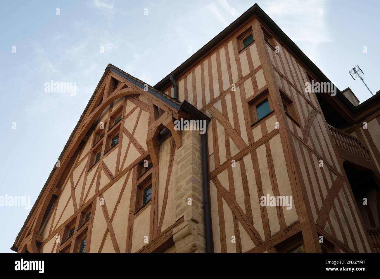 Fassade eines alten Fachwerkgebäudes in Dijon, Frankreich Stockfoto