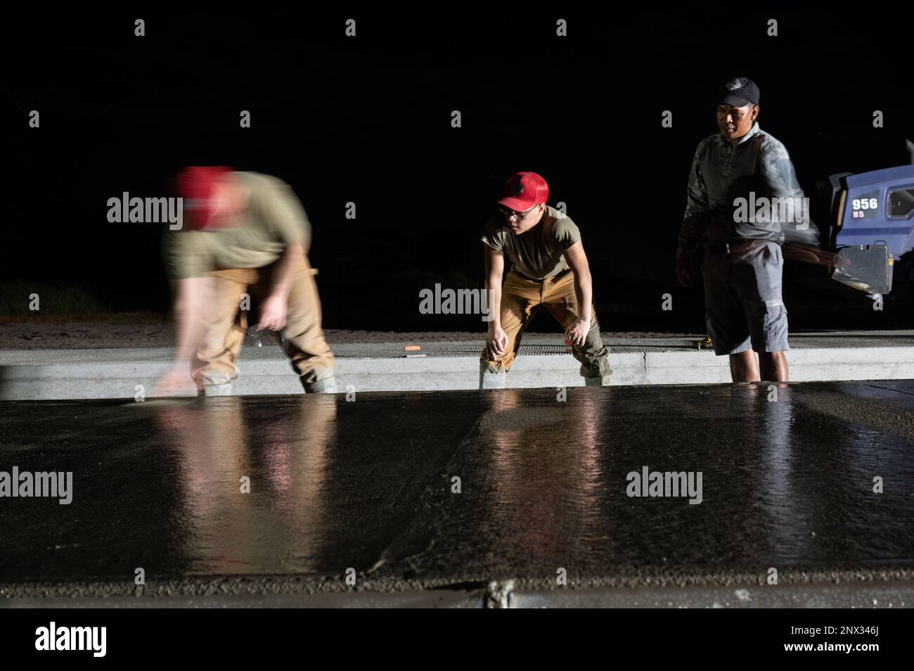 Senior Airman Arthur Hettinger, 819. RED HORSE Squadron Pavements and Equipment Operator, zeigt Airman First Class Andres Baez und ein Mitglied der philippinischen Luftwaffe beim Feldtraining auf dem Basa Air Base, Philippinen, 25. Januar 2023. Veranstaltungen wie diese zeigen die USA Das Engagement der Luftwaffe, die Verteidigungsfähigkeiten ihrer Alliierten und Partner sowie der internationalen Fluggesellschaften zu verbessern, bildet das Rückgrat dieser Partnerschaften zwischen dem Militär und dem Militär. Stockfoto