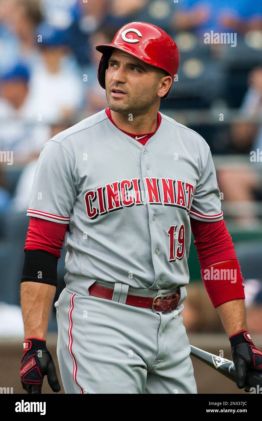 KANSAS CITY, MO - JUNE 12: Cincinnati Reds First base Joey Votto (19) looks at the video board while heading back to the dugout during the MLB game between the Cincinnati Reds and the Kansas City Royals on Tuesday June 12th, 2018 at Kauffman Stadium in Kansas City, MO. (Photo by Nick Tre. Smith/Icon Sportswire) (Icon Sportswire via AP Images) Stockfoto