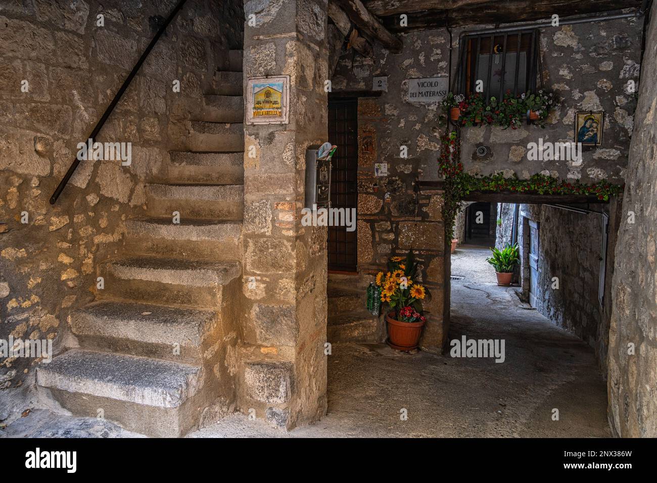 Charakteristische Gassen, überdachte Gänge und Treppen der mittelalterlichen Stadt Bolsena. Bolsena, Provinz Viterbo, Latium, Italien, Europa Stockfoto