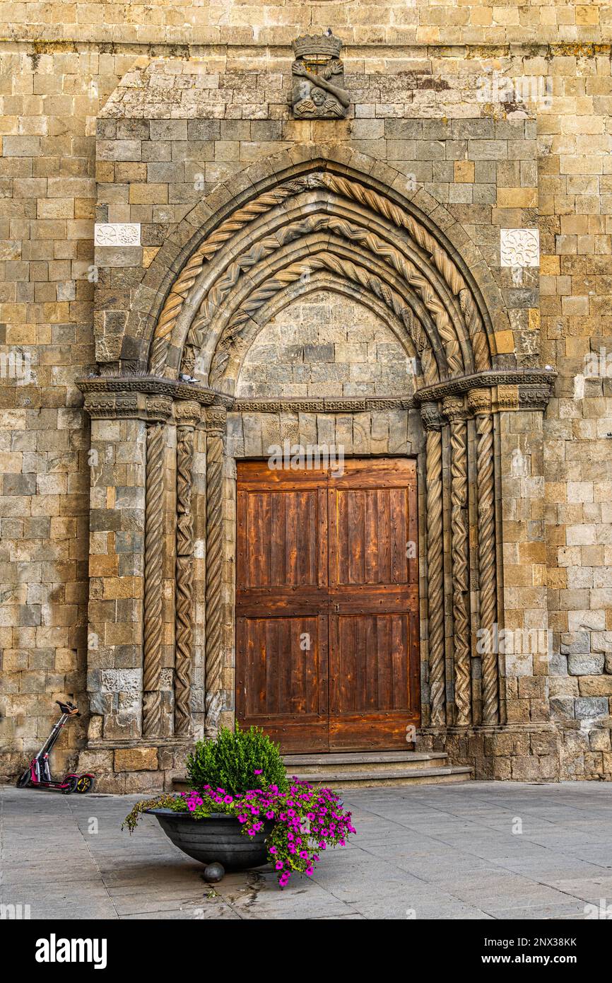 Das Eingangsportal mit dem Wappen des Franziskanerordens der Kirche San Francesco wurde nun in ein Theater umgewandelt. Bolsena, Latium Stockfoto