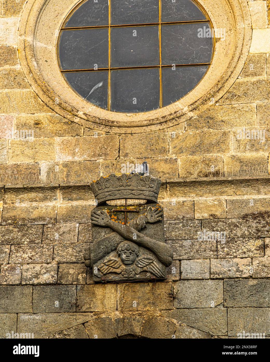 Detail des Wappens, Symbol des Franziskanerordens, über der Tür der Kirche San Francesco, jetzt verwandelt in ein Theater. Bolsena Stockfoto