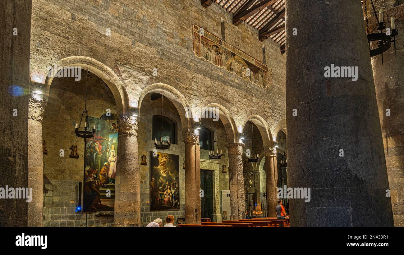 Zentralschiff der Kollegialkirche Santa Cristina in Bolsena. Überreste von Fresken und Leinwänden in den Seitengängen. Bolsena, Latium Stockfoto
