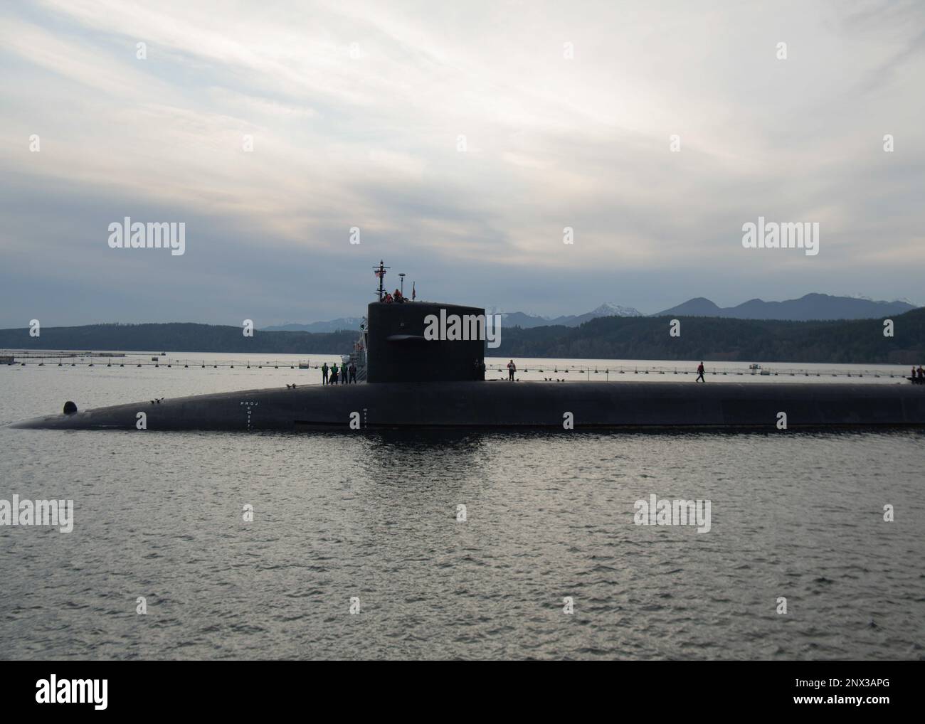 230202-N-CE703-1017 HOOD CANAL, Washington (2. Februar 2023) – das U-Boot USS Maine (SSBN 741) der Ohio-Klasse für ballistische Raketen durchquert den Hood Canal in Vorbereitung zum Anlegen in Kitsap – Bangor, Washington, 3. Februar 2023. Maine ist eines von acht U-Booten mit ballistischen Raketen, die auf der Marinebasis Kitsap-Bangor stationiert sind, und das überlebensfähigste Teil der strategischen Abschreckungs-Triade für die Vereinigten Staaten ist. Stockfoto