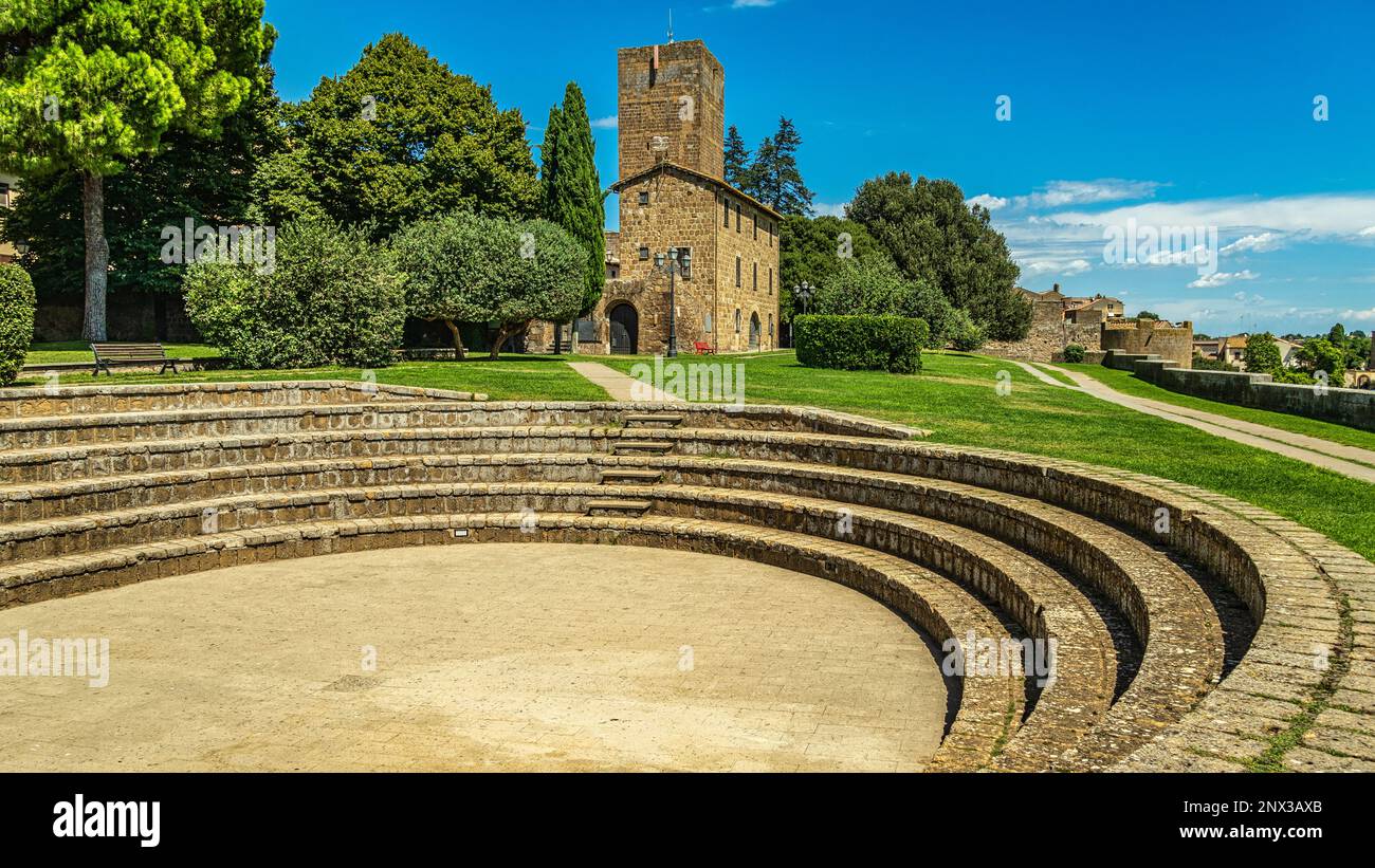 Das Amphitheater und das Gebäude, das an den Park des Torre di Lavello grenzt, einer der Sehenswürdigkeiten von Toskanien. Toskana Stockfoto