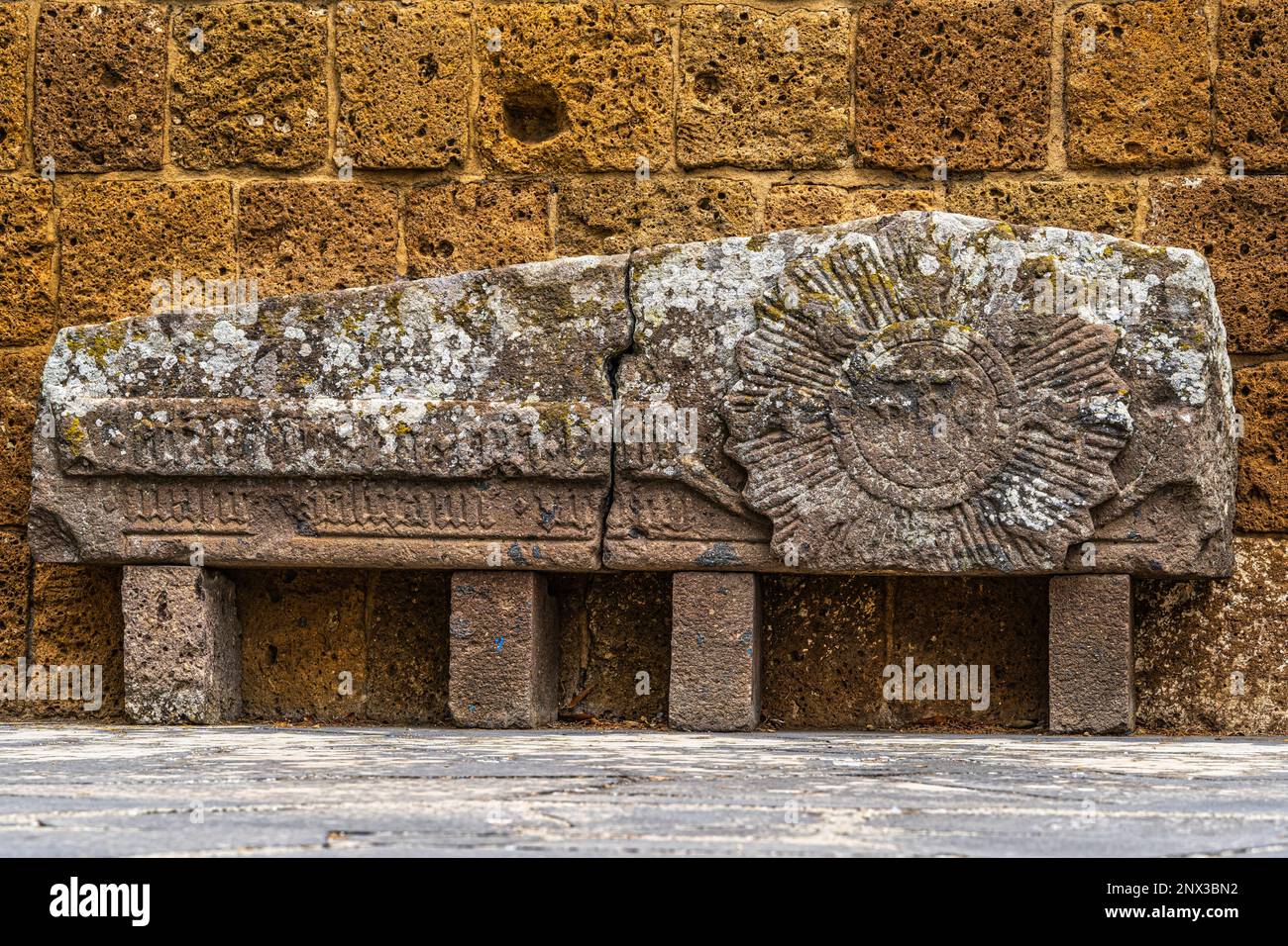 Archäologische Dekorationselemente in der Stadt Toskanien an der ehemaligen Kirche Santa Croce. Toskanien, Provinz Viterbo, Umbrien, Italien, Europa Stockfoto
