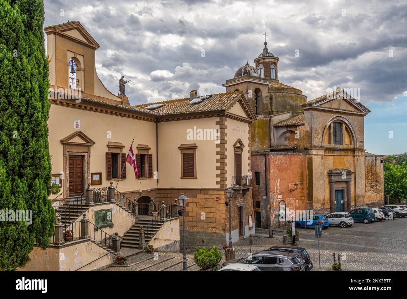 Stadttheater „Veriano Luchetti“, Kirche San Lorenzo und Rathaus von Toskana. Toskanien, Provinz Viterbo, Umbrien, Italien, Europa Stockfoto