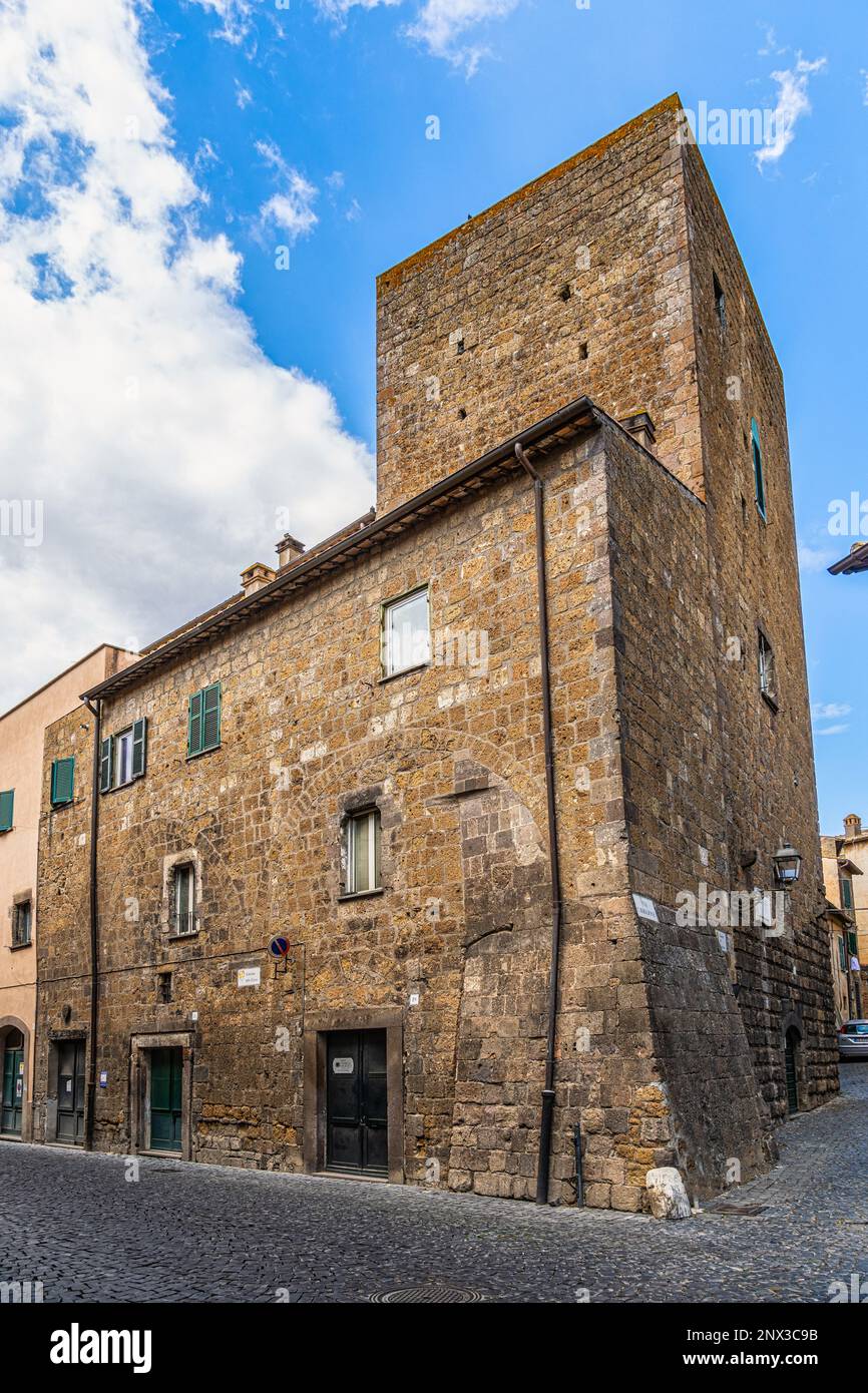 Antikes mittelalterliches Gebäude mit einem quadratischen abgeschnittenen Turm im historischen Zentrum von Toskanien. Toskanien, Provinz Viterbo, Latium, Italien, Europa Stockfoto