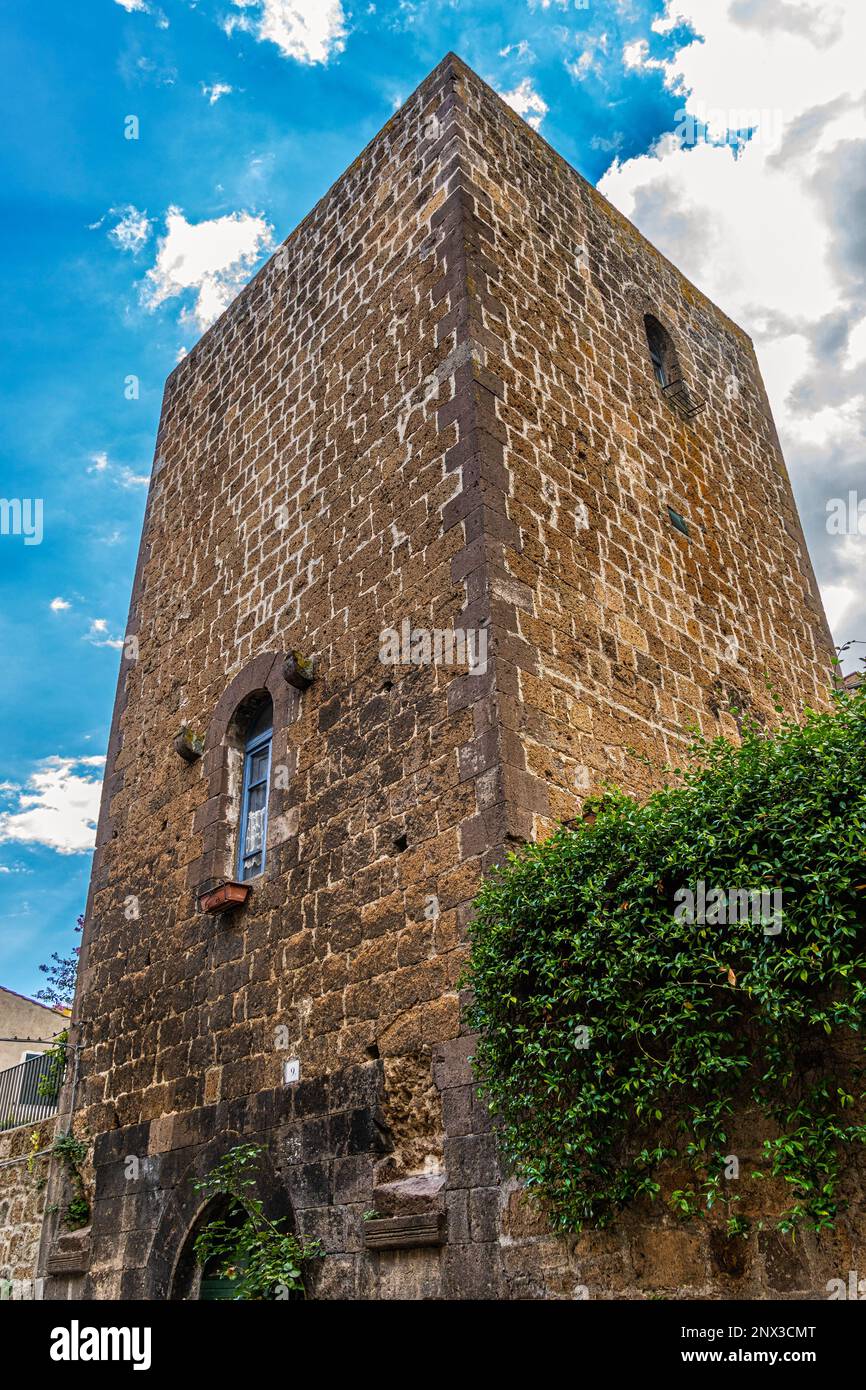 Der mittelalterliche abgeschnittene Turm des Baronial Palace in Toskanien. Toskanien, Provinz Viterbo, Latium, Italien, Europa Stockfoto