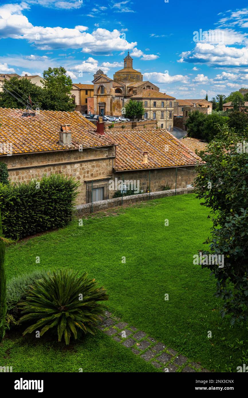 Panoramablick auf die Kirche San Lorenzo und die Dächer der mittelalterlichen Stadt Toskanien. Toskanien, Provinz Viterbo, Latium, Italien, Europa Stockfoto