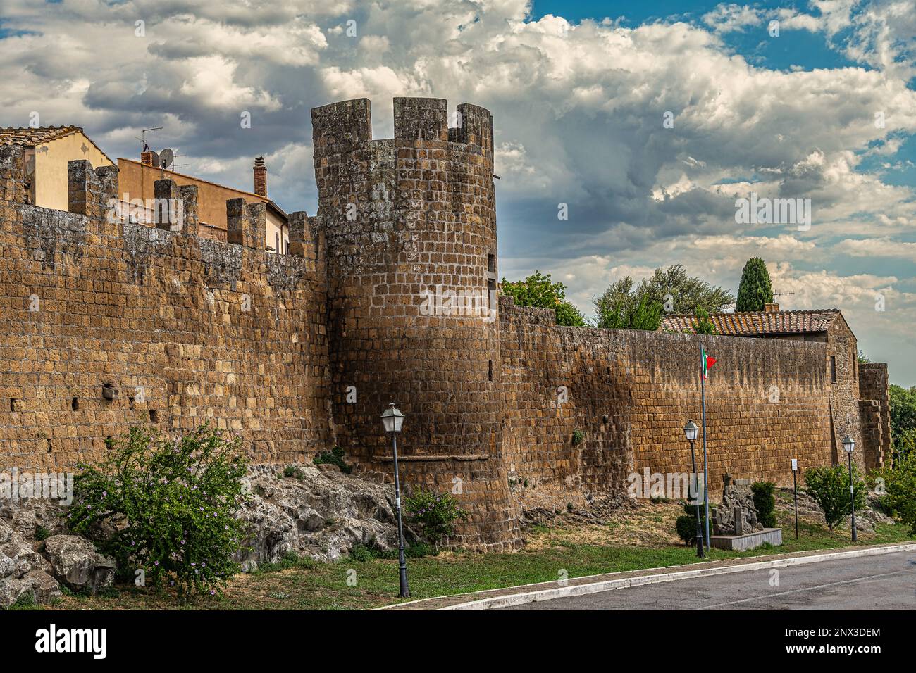Die mittelalterlichen Mauern mit den runden und zerkleinerten Türmen der antiken Stadt Toskanien. Toskanien, Provinz Viterbo, Latium, Italien, Europa Stockfoto