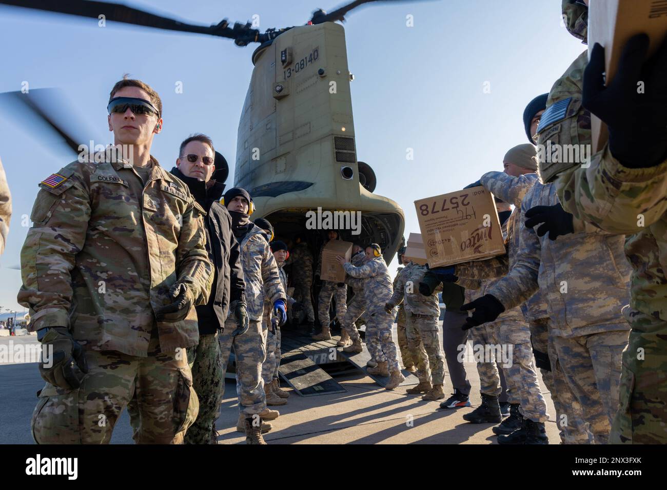 USA Armeestaff, Sergeant Colematt, dem 1. Bataillon, dem 502. Infanterieregiment, dem 2. Brigaden-Kampfteam, der 101. Luftwaffeneinheit, lädt Hilfsgüter auf einen CH-47F Chinook in Incirlik, Türkiye, 18. Februar 2023. Die 101. Airborne Division unterstützt die dynamische Tragfähigkeit des 1AD CAB zur direkten Unterstützung der Hilfsmaßnahmen der USAID und der Türkei für die von den Erdbeben in Türkiye betroffenen Personen. 101. Airborne Division ist eine von mehreren US-Militäreinheiten, die Task Force 61/2 (TF 61/2) unterstützen und unter US-amerikanischer Führung tätig sind Sechste Flotte, USA Naval Forces Europe (NAVEUR) und USA Europäisches Kommando als Pa Stockfoto