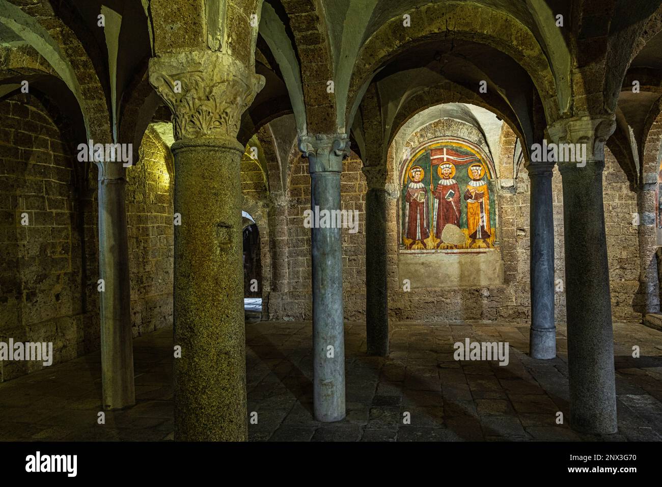 Die Kolonnade, die die Kreuzgewölbe der Krypta der Basilika San Pietro in Toskanien unterstützt. Toskanien, Provinz Viterbo, Latium, Italien, Europa Stockfoto