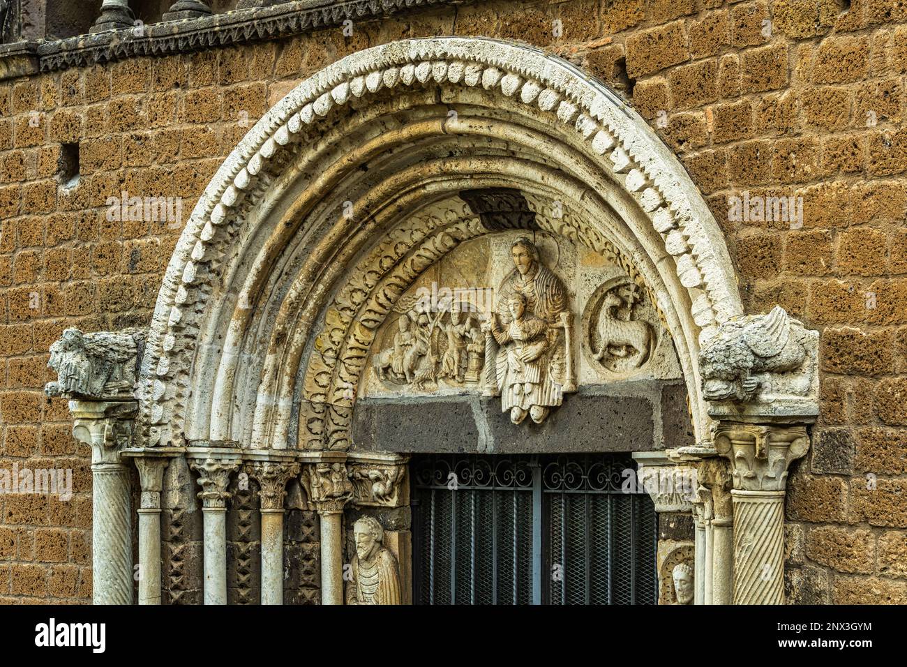 Architektonische Details des Eingangsportals zur Kirche Santa Maria Maggiore. Toskanien, Provinz Viterbo, Latium, Italien, Europa Stockfoto