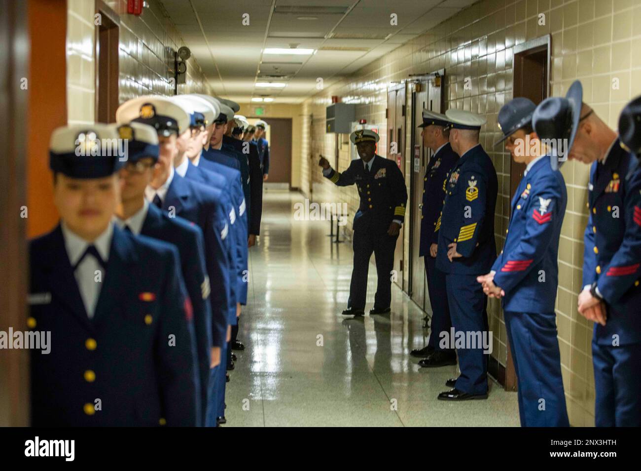 Absolventen des Recruit Company E-203 absolvieren die Grundausbildung in den USA Trainingszentrum der Küstenwache Cape May, N.J., 20. Januar 2023. Als Streitkräfte der Vereinigten Staaten, die führende nationale Agentur für die Durchsetzung der Seeschifffahrt und eine Agentur für die Sicherheit und Regulierung im Seeverkehr, stehen unsere engagierten Küstenwachenmitglieder täglich an der Front und führen globale Operationen durch und schützen unser Heimatland vor sich ständig weiterentwickelnden Bedrohungen. Wir werden eine flexible, anpassungsfähige und effiziente Belegschaft inspirieren, während wir uns bemühen, unseren Wettbewerbsvorteil in einem zunehmend dynamischen Umfeld und einem sich verändernden Arbeitsmarkt zu erhalten. Stockfoto