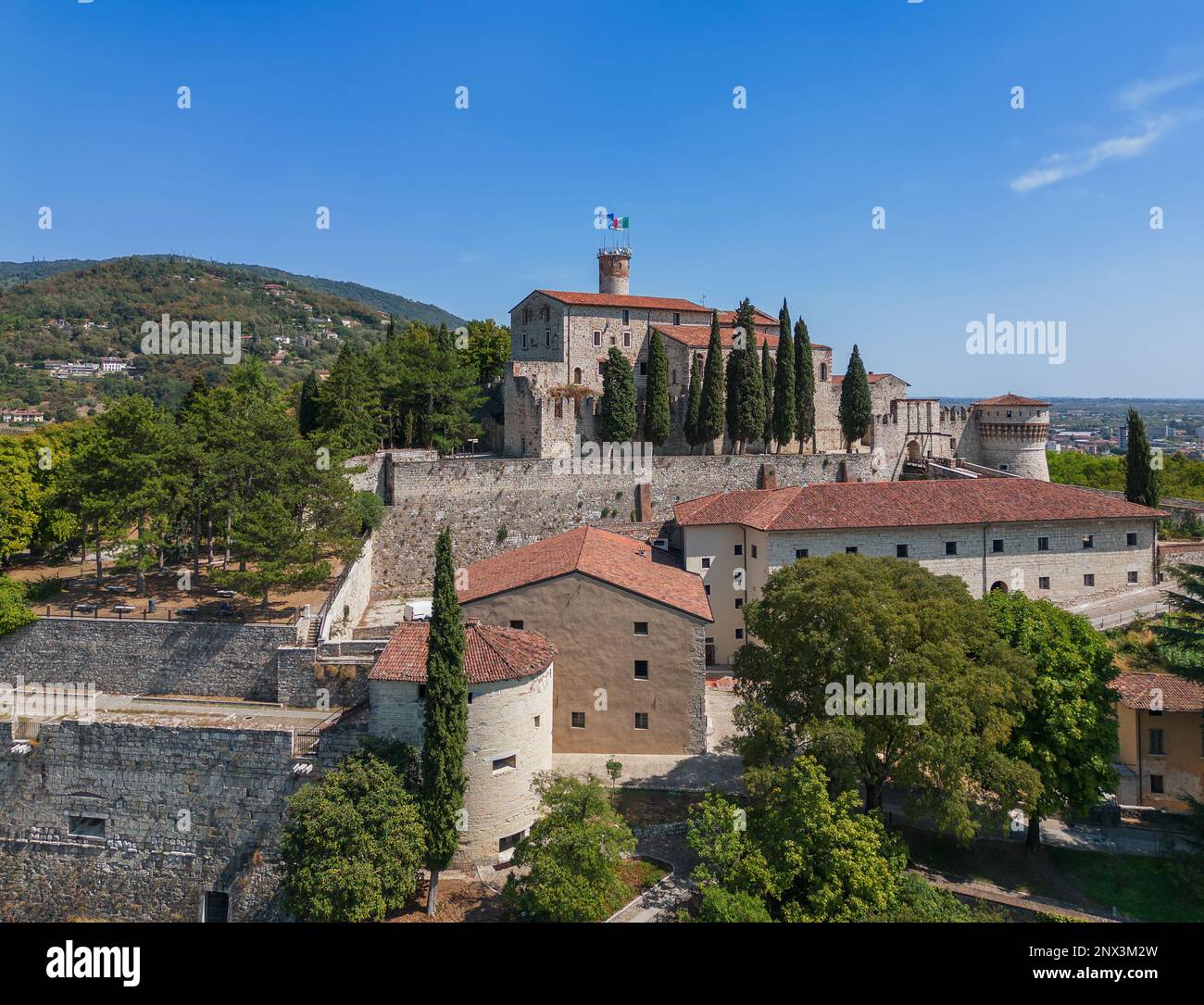 Panoramablick auf die Drohne des Hügels (colle Cidneo) mit alter Burg und Park im Zentrum von Brescia an einem hellen, sonnigen Tag. Lombardei, Italien Stockfoto