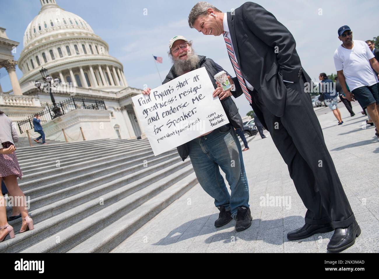 UNITED STATES - JUNE 8: Rick Hohensee, left, talks with Rep. Bill Huizenga, R-Mich., outside the Capitol after the last votes of the week in the House on June 8, 2018. (Photo By Tom Williams/CQ Roll Call) (CQ Roll Call via AP Images) Stockfoto