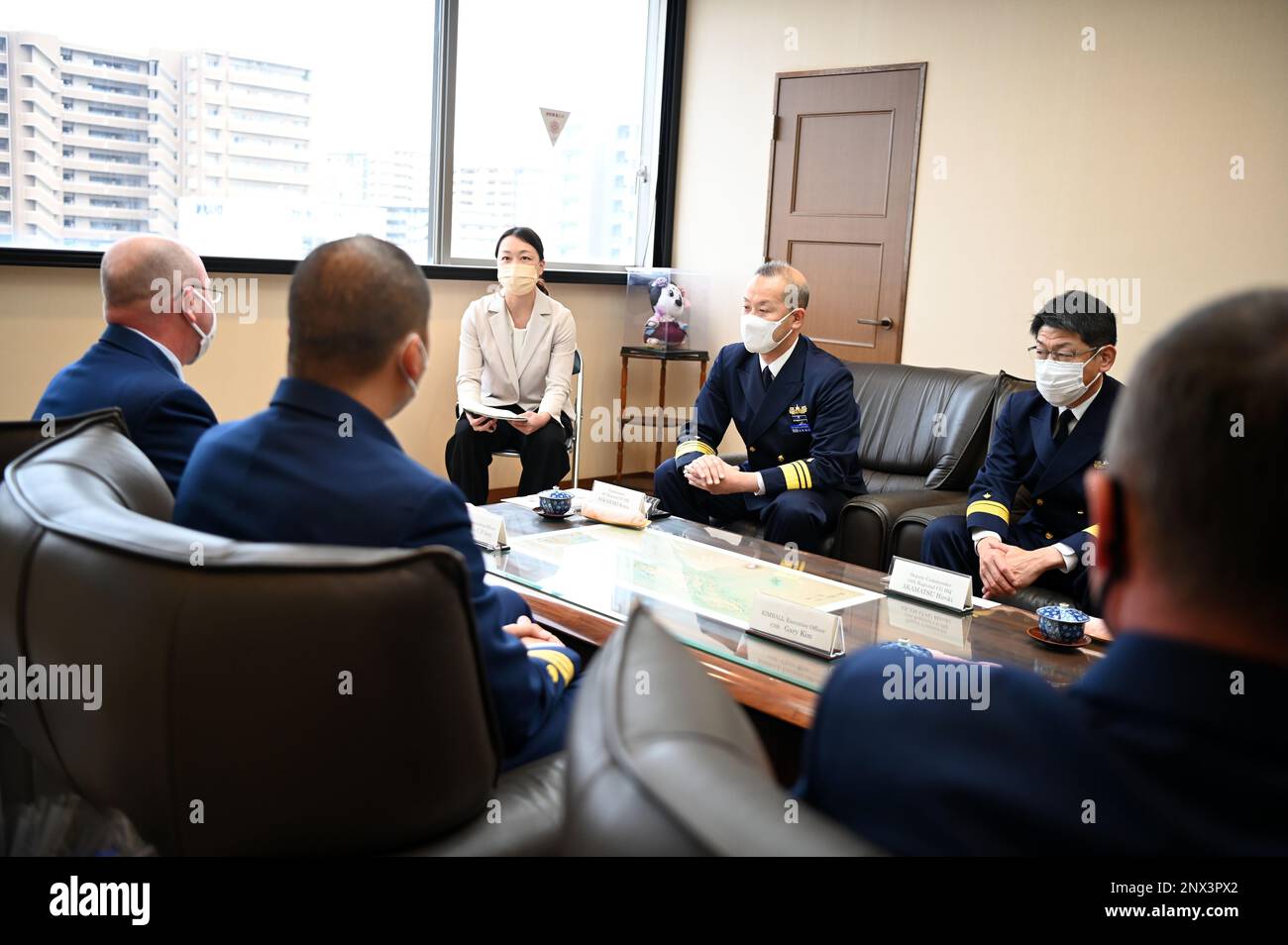 Kapitän Thomas D’Arcy, Befehlshaber der Küstenwache Cutter Kimball (WMSL 756), und seine Befehlshaber treffen sich mit Sakamaki Kenta, dem 10. Regionalen Küstenwache Japans, und seinen Mitarbeitern, um über die USA zu sprechen Partnerschaften zwischen Küstenwache und japanischer Küstenwache während eines Treffens in Kagoshima, Japan, 14. Februar 2023. Kimballs Besatzung ist in Kagoshima, um gemeinsame Schulungen und einen professionellen Austausch mit Mitgliedern der japanischen Küstenwache durchzuführen, die auf eine 2022 unterzeichnete Kooperationsvereinbarung zwischen den beiden Seeverkehrsdiensten, mit der die Operation SAPPHIRE, eine unbefristete Operation an, ausgeweitet wurden Stockfoto