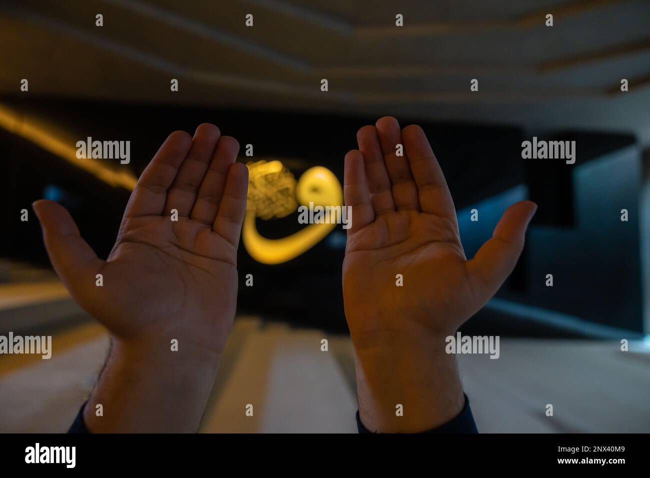 Islamisches oder ramadan-Hintergrundbild. Muslimischer Mann betet in der Moschee und islamische Kalligraphie im Hintergrund. Selektiver Fokus. Istanbul Turkiye - 1 Stockfoto
