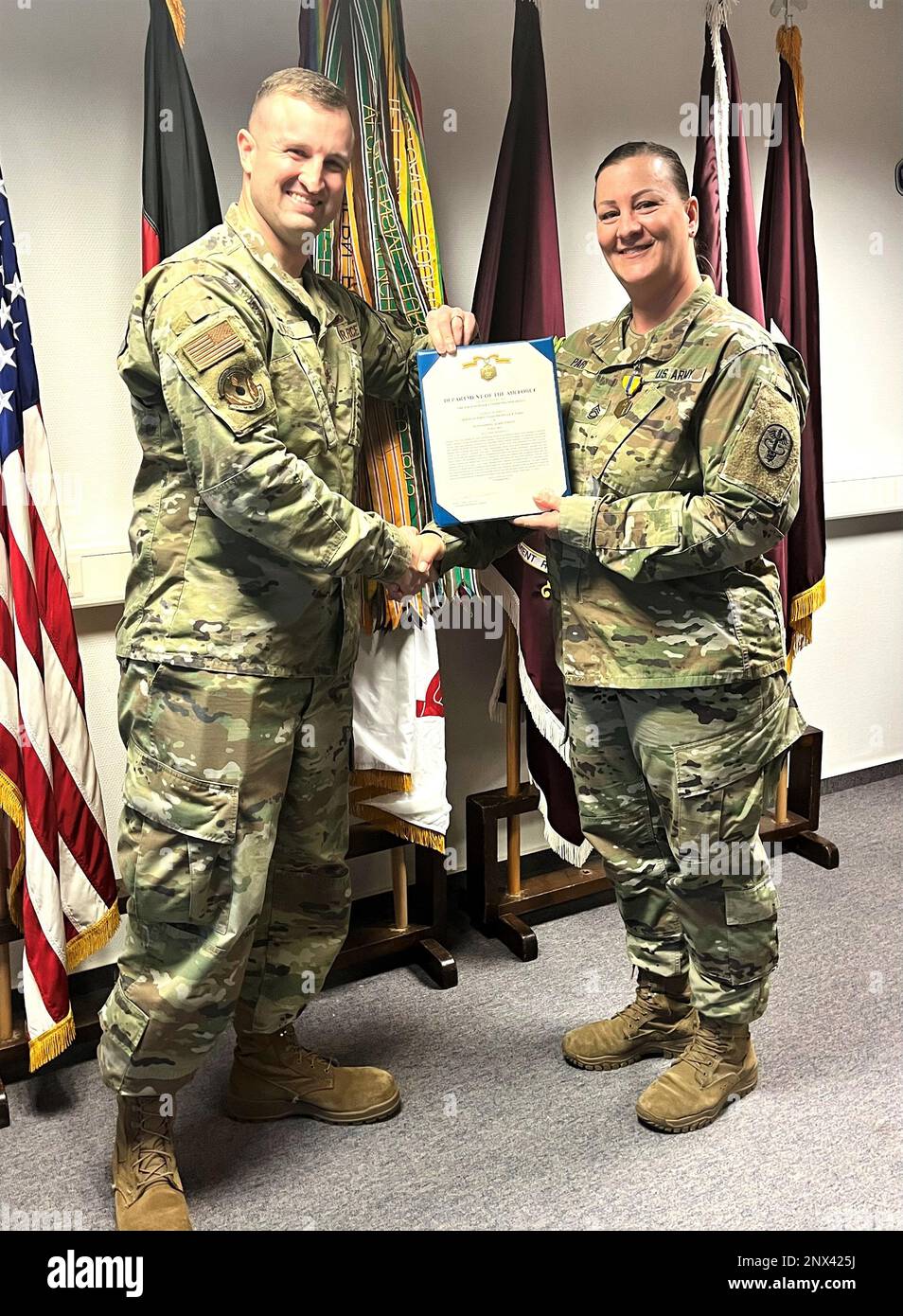 USAF Major Bryan Dukes (links), Kommandeur der 86. Munitionsstaffel am Luftwaffenstützpunkt Ramstein, Deutschland, präsentiert Sgt. 1. Klasse Michelle Paris (rechts), eine US-amerikanische Einheit Der Militärarzt wurde den USA zugeteilt Army Medical Readiness Command, Europa, mit der Air Force Air and Space Commendation Medaille am 10. Januar. Paris erhielt die Medaille für ihr heldenhaftes und selbstloses Handeln nach einem schrecklichen Autounfall, der sich am 13. Mai 2022 in der Nähe ihres Hauses vor Kaiserslautern ereignete. Paris leistete mehreren US-Flugzeugen, die in den Absturz verwickelt waren, sofort lebensrettende erste Hilfe Stockfoto