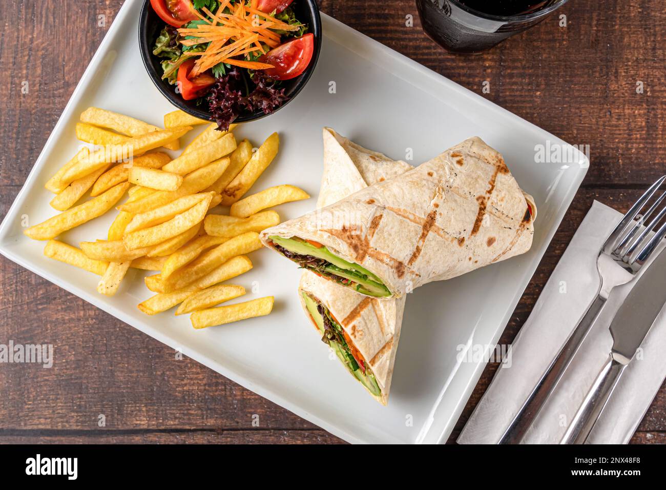 Vegetarische wickeln Pommes frites mit Gemüse auf einen weißen Porzellanteller Stockfoto