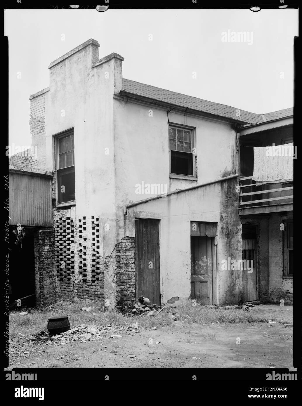 Jonathan Kirkbride House, 104 Theatre St., Mobile, Mobile County, Alabama. Carnegie Survey of the Architecture of the South (Carnegie-Umfrage zur Architektur des Südens). Usa, Alabama, Mobile County, Mobile, Häuser, Hinterhöfe. Stockfoto