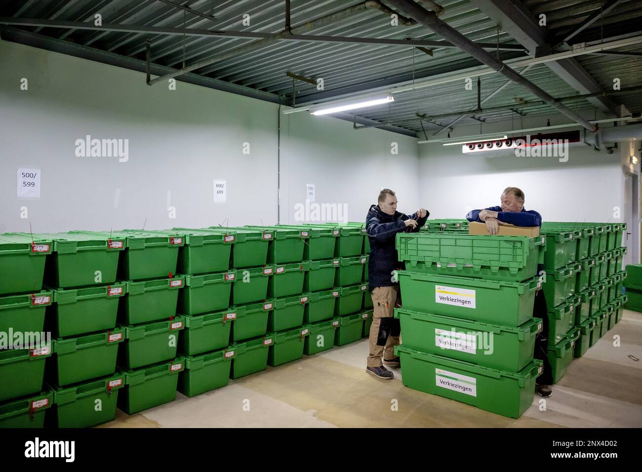 DIE HAAGER Wahlurnen für die Provinzwahlen am 15. März werden in versiegelten Kartons verpackt, die an die verschiedenen Wahllokale verteilt werden. ANP ROBIN VAN LONKHUIJSEN niederlande raus - belgien raus Stockfoto