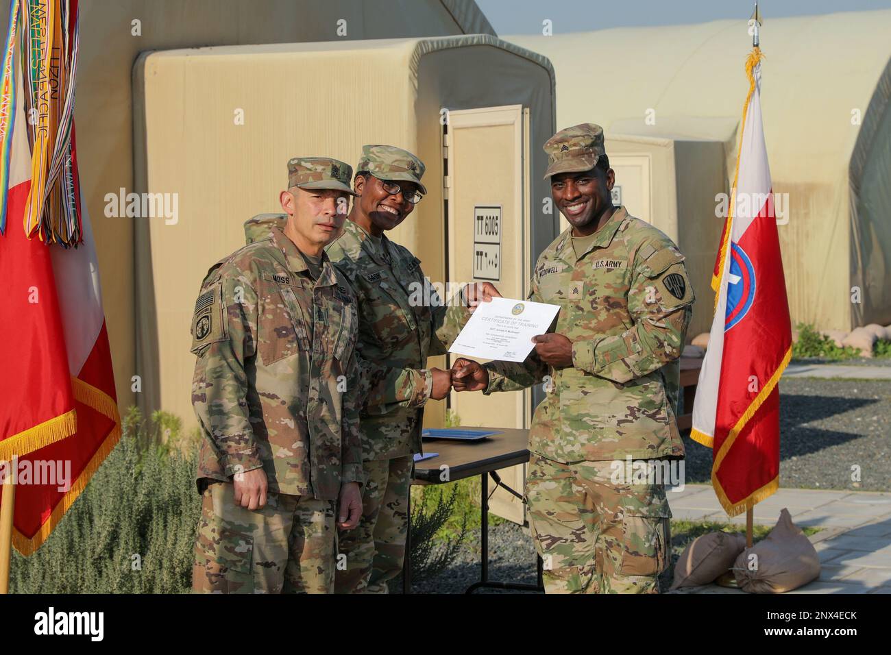 USA Army Sgt. Jamiek McDowell, Personalsachbearbeiter bei der 369. Nachhaltigkeits-Brigade, posiert für ein Foto mit Major Maurisha Dash, einem Offizier der 143. Nachhaltigkeits-Kommando-Expeditionstruppe, während einer Abschlusszeremonie für Gleichstellungsleiter am 28. Januar 2023 in Camp Arifjan, Kuwait. Stockfoto