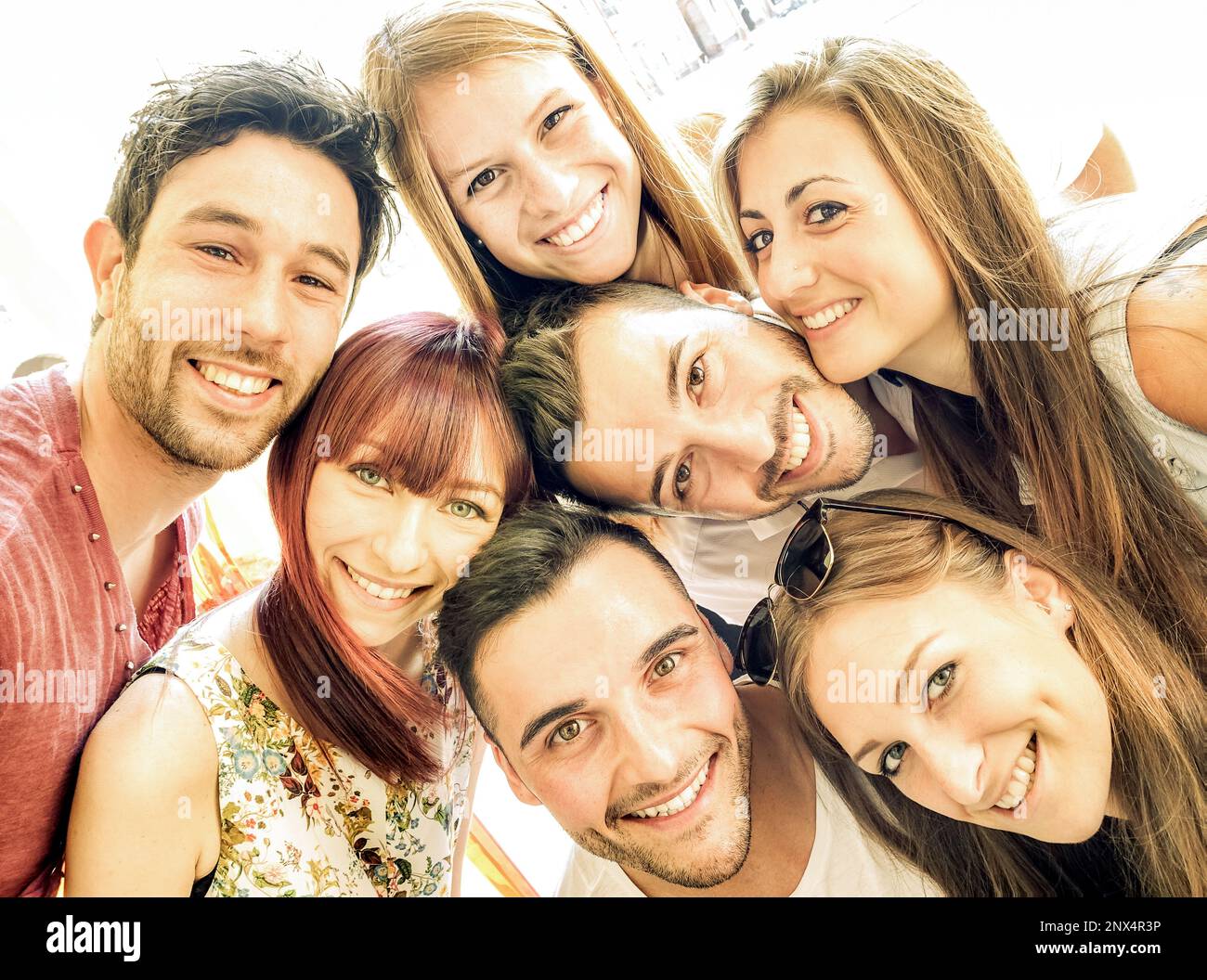 Fröhliche beste Freunde Selfie im Freien mit Hintergrundbeleuchtung im Frühling - Freundschafts- und Glücksgefühl-Konzept, bei dem junge Leute Spaß miteinander haben Stockfoto
