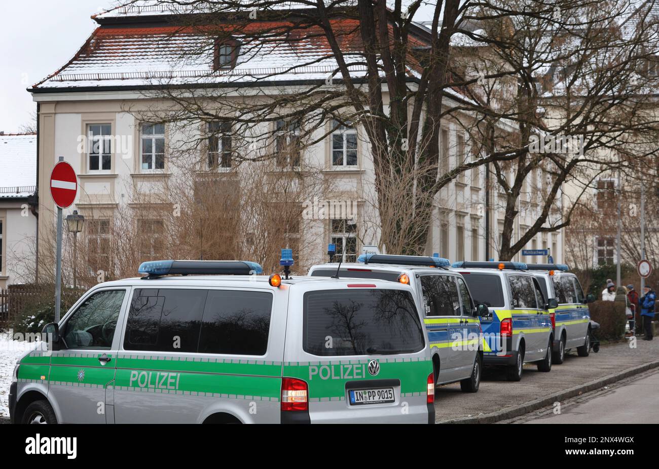 Landsberg Am Lech, Deutschland. 01. März 2023. Polizeiautos parken vor dem Bezirksgericht. Vor Gericht beginnt das Verfahren gegen einen 59-jährigen Arzt, der beschuldigt wird, während der Corona-Pandemie in 117 Fällen Maskenbefreiungen ausgestellt zu haben, ohne die Empfänger der Bescheinigungen zu prüfen. Kredit: Karl-Josef Hildenbrand/dpa/Alamy Live News Stockfoto