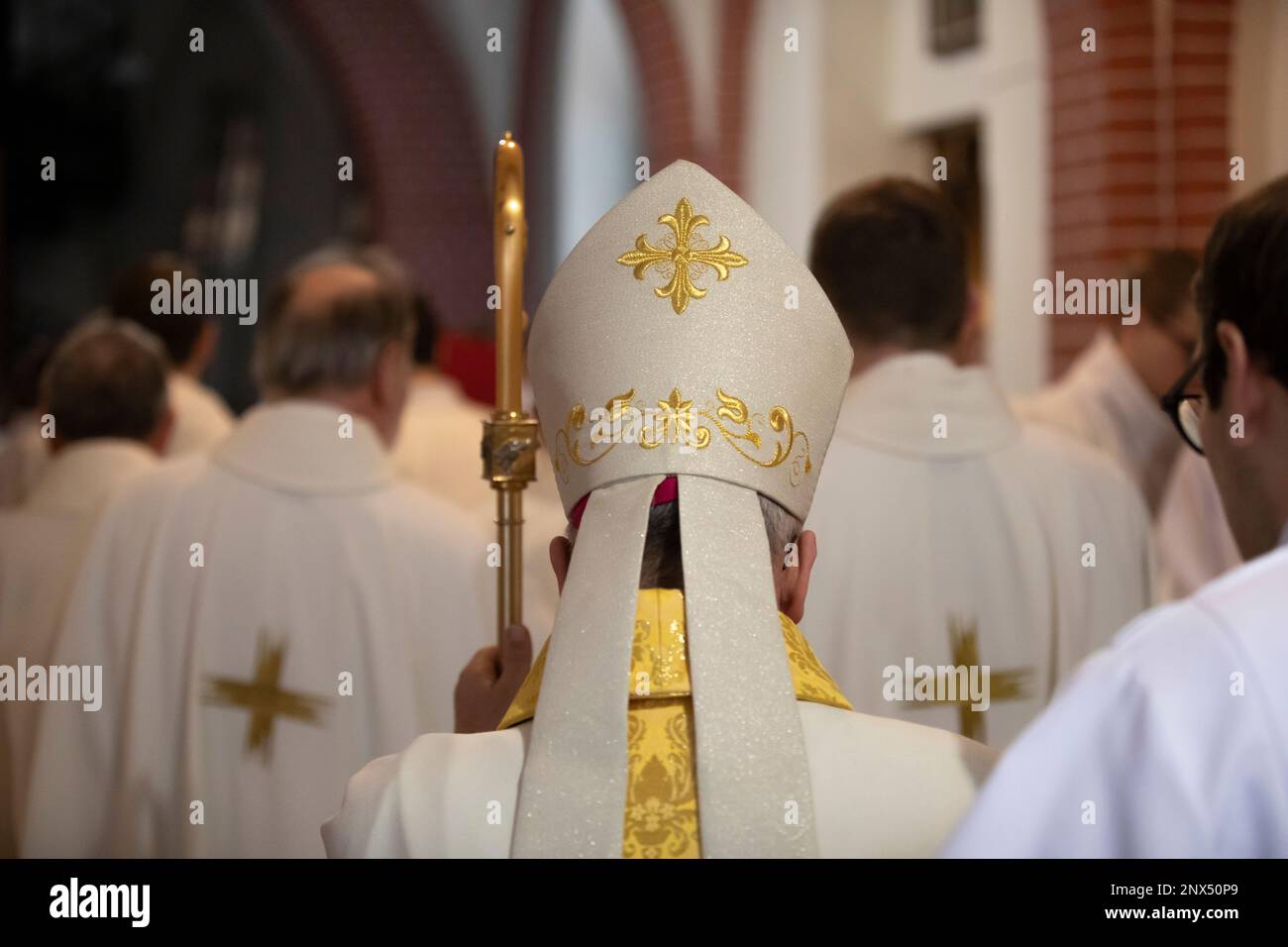 Bischof bei Kirchenzeremonien in der Kirche. Stockfoto