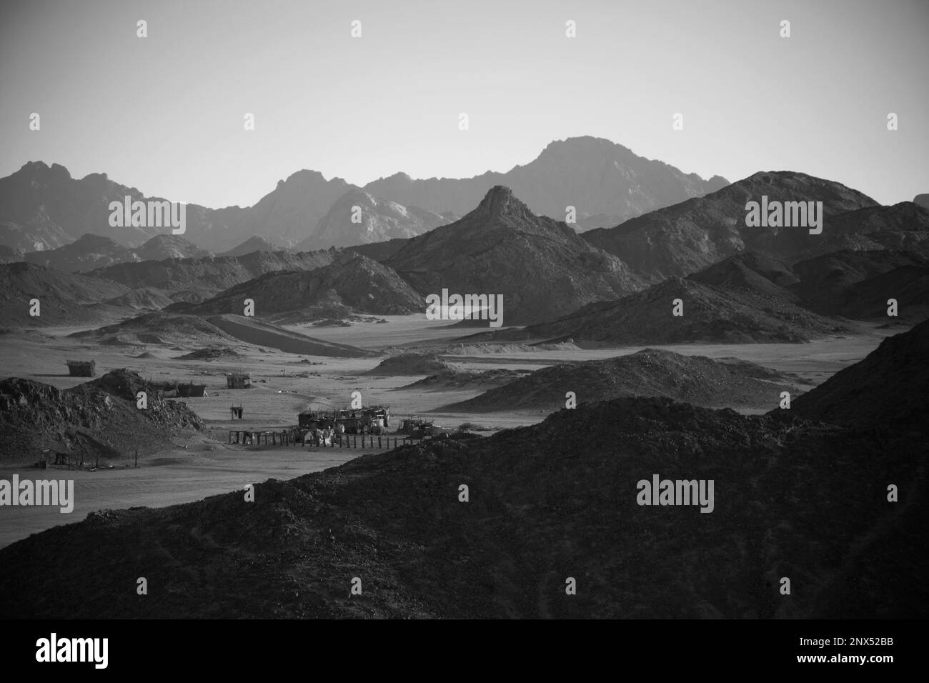 Schwarz-Weiß - Berge in der östlichen Wüste, Eggypt Stockfoto