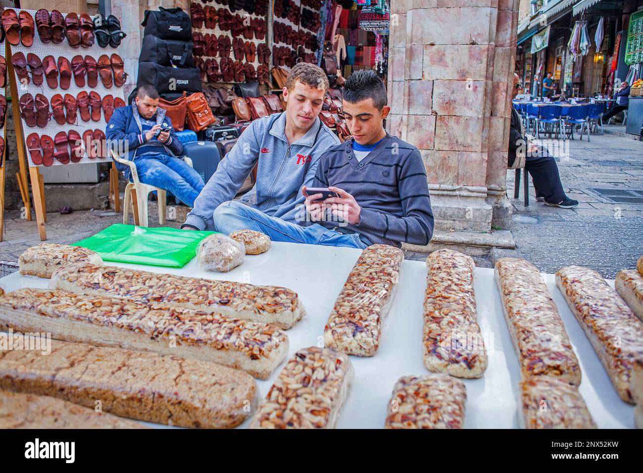 Nougat stall im Marktgebiet der Muristan genannt Suq Aftimos, Altstadt, Jerusalem, Israel. Stockfoto