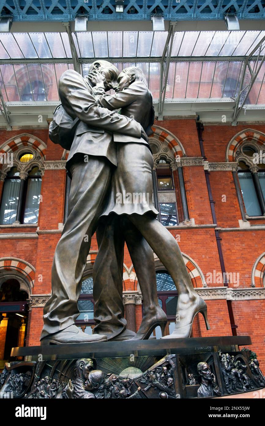 Vertikaler Blick auf die Bronzestatue „The Meeting Place“ von Liebespaaren im Bahnhof St. Pancras International London UK Stockfoto