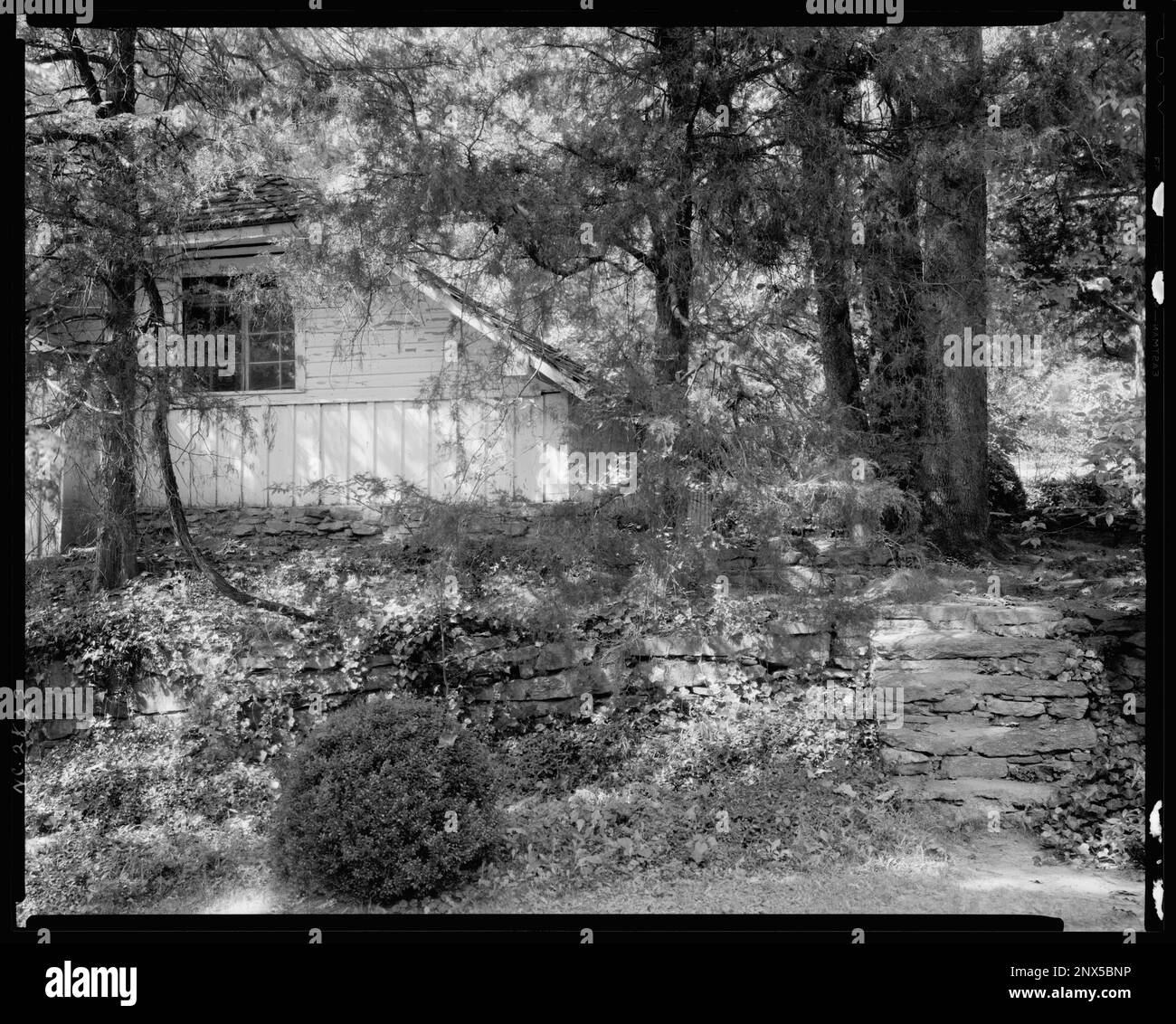 Green River Plantation, Polk County, North Carolina. Carnegie Survey of the Architecture of the South (Carnegie-Umfrage zur Architektur des Südens). United States North Carolina Polk County, Bäume, Nebengebäude. Stockfoto