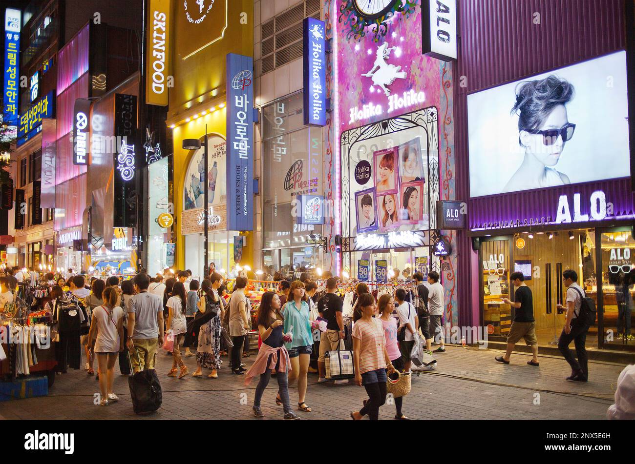 Straßenszene in Myeongdong Straße, Myeongdong Einkaufsviertel entfernt, Seoul, Südkorea Stockfoto