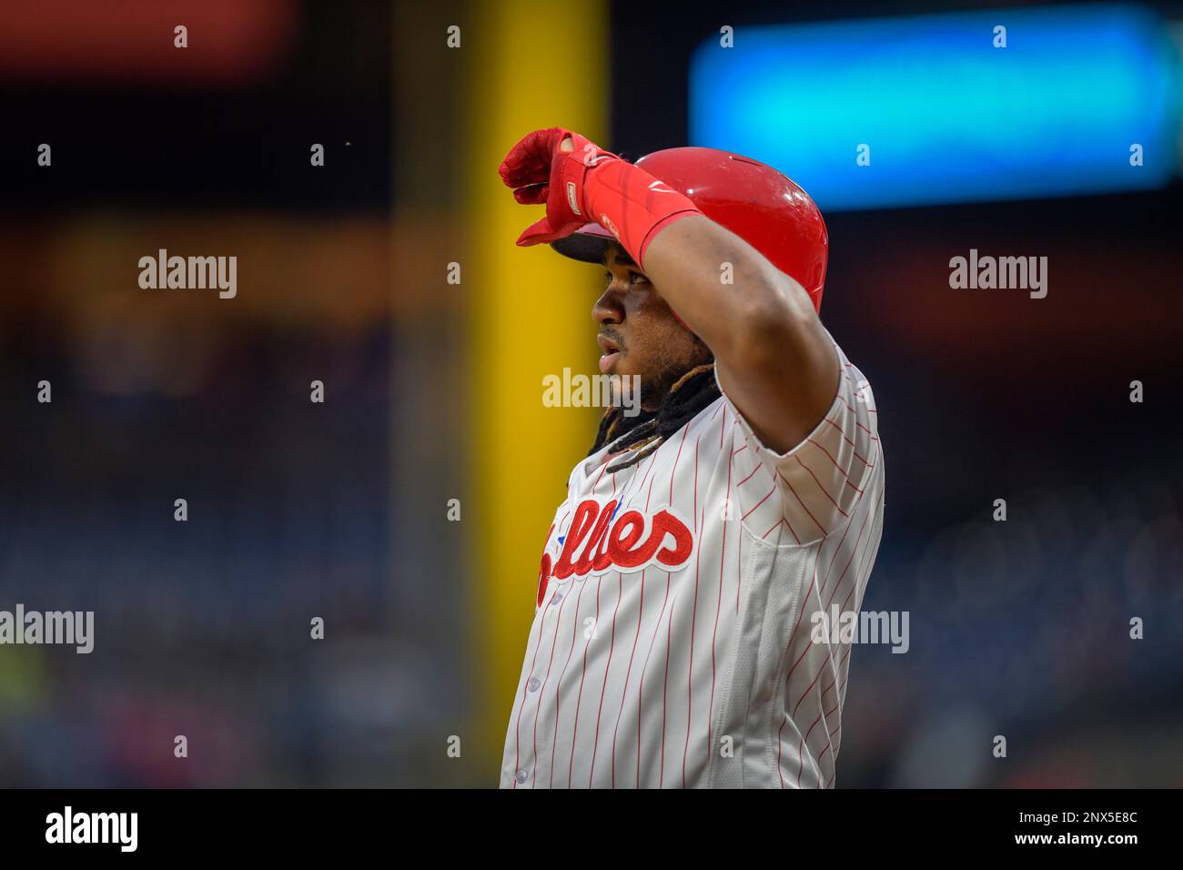 PHILADELPHIA, PA - MAY 22: Philadelphia Phillies third baseman Maikel Franco (7) looks on from home plate during the MLB game between the Atlanta Braves and the Philadelphia Phillies on May 22, 2018 at Citizens Bank Park in Philadelphia PA. (Photo by Gavin Baker/Icon Sportswire) (Icon Sportswire via AP Images) Stockfoto