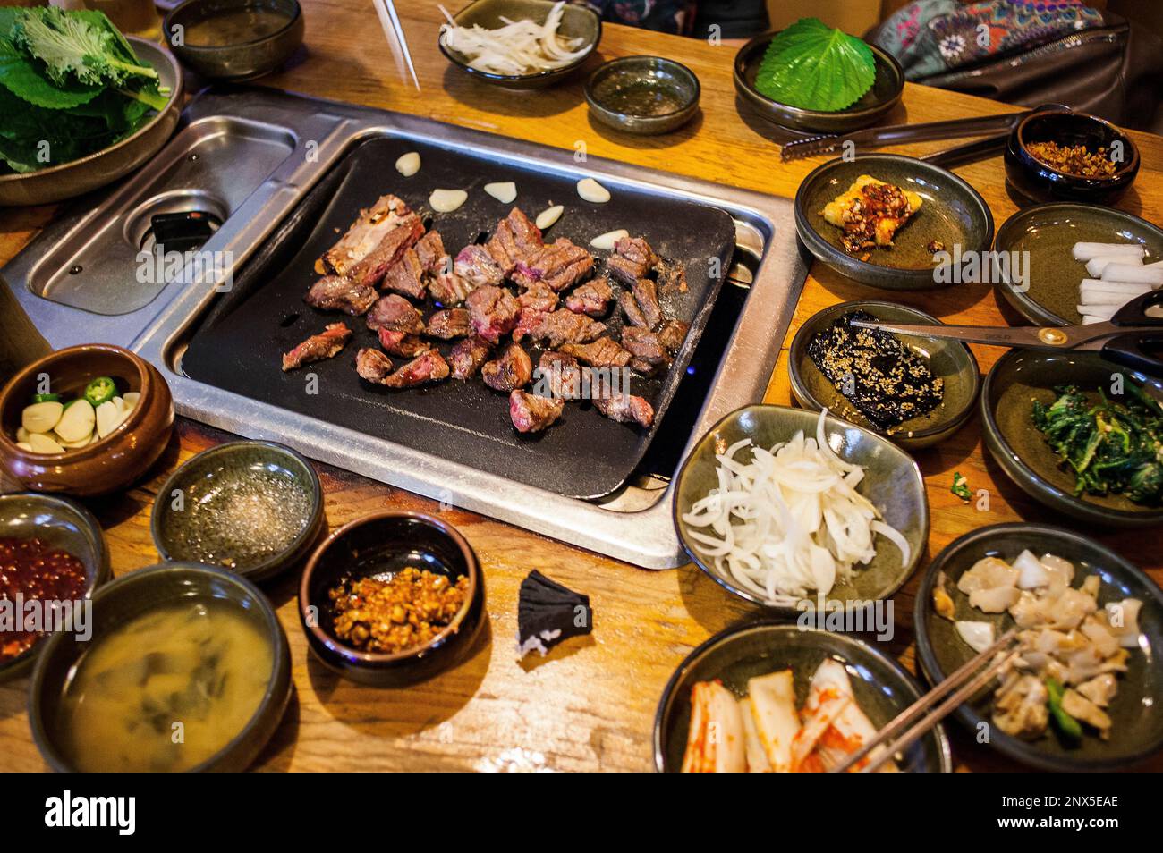 Korean Barbeque in Myeongdong Restaurant, Myeongdong 8-Gil Straße, Myeongdong Einkaufsviertel entfernt, Seoul, Südkorea Stockfoto