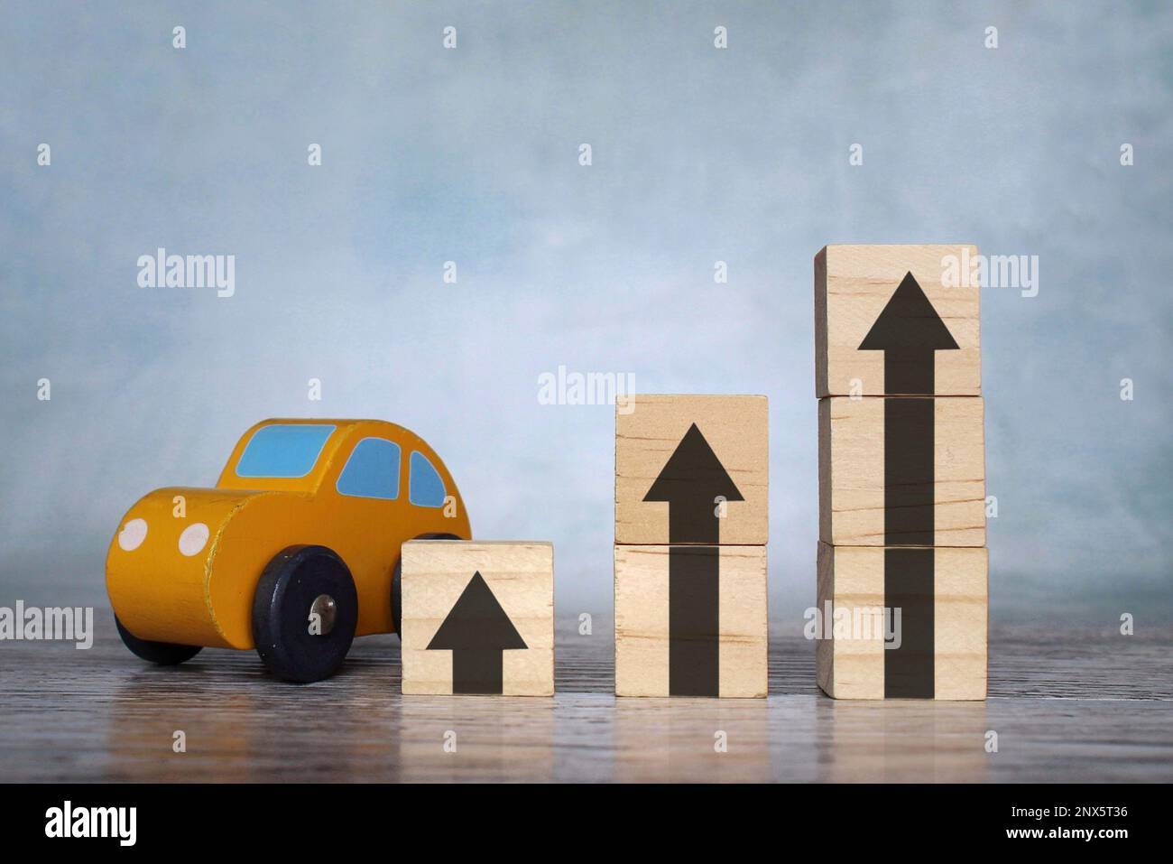 Auto- und Aufwärtsgrafik. Konzept der Preiserhöhung in den Bereichen Automobil, Automobilindustrie und Transport Stockfoto