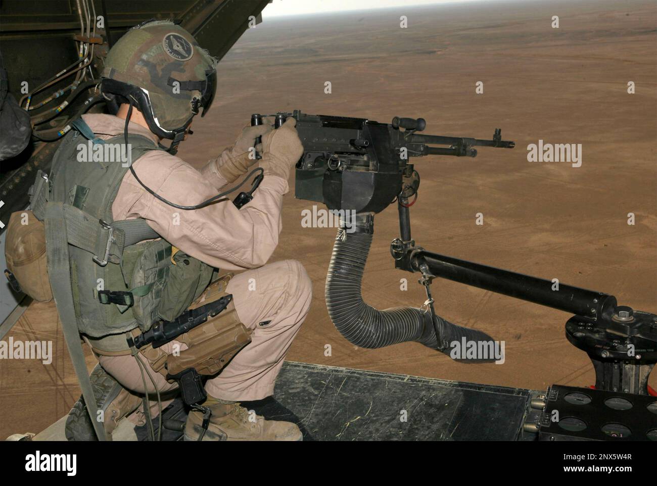BBELL BOEING OSPREY MV-22B. Ein M240-Maschinengewehr, das im November 2007 auf einer V-22-Laderampe über dem Irak montiert wurde. Foto: CPL. Sheila M. Brooks/US Marine Corps Stockfoto