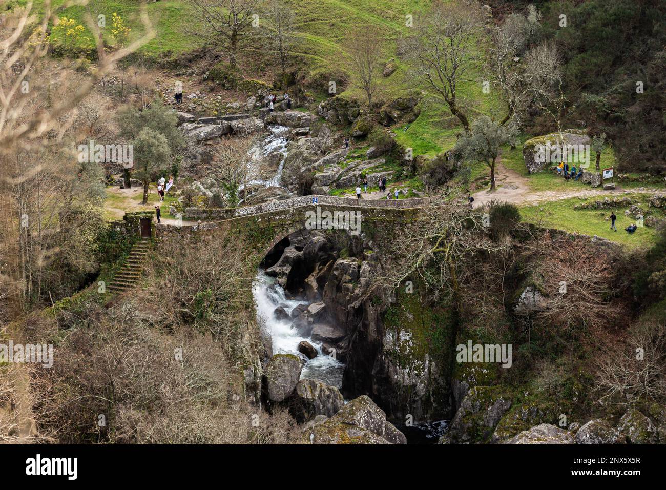 Landschaft des Flusses Rabagão mit der Misarela-Brücke. Diese Brücke wurde im Mittelalter gebaut und verbindet die Countys Vieira do Minho und Montalegre. Entrudo da Misarela ist ein soziokulturelles Dynamisierungsprojekt, das darauf abzielt, die beiden Ufer von Rabagão einander anzunähern, um dieselbe Idee zu verfolgen: Entrudo als eine Feier des „Eingangs“ des Frühlings nachzustellen. Das Ereignis findet auf der Brücke von Misarela statt, einer Brücke, die im Mittelalter gebaut wurde und sich in Montalegre im Nordosten Portugals befindet. (Foto von Telmo Pinto / SOPA Images / Sipa USA) Stockfoto