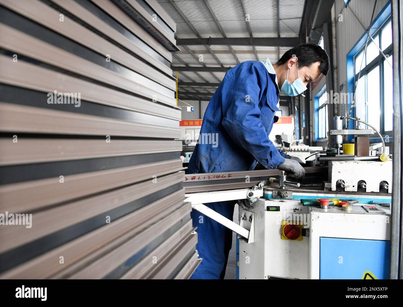 ZAOZHUANG, CHINA - FMARCH 1, 2023 - ein Mitarbeiter von Shandong Tianchang Environmental Protection Technology Co., Ltd. Arbeitet an energiesparenden Feuerschutzmitteln Stockfoto